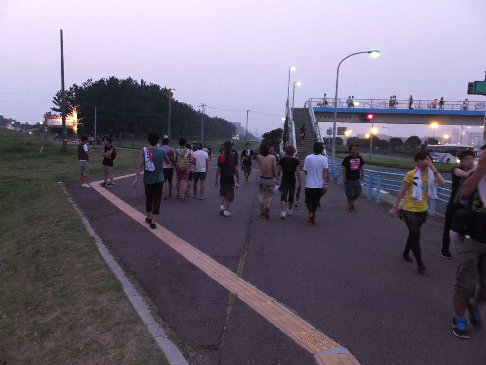 左はシーサイドビレッジ方面、右は駐車場方面。