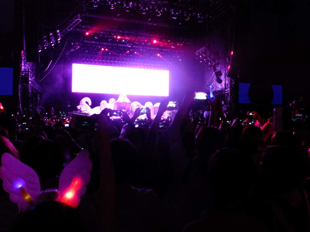 それほど派手ではないステージセット。