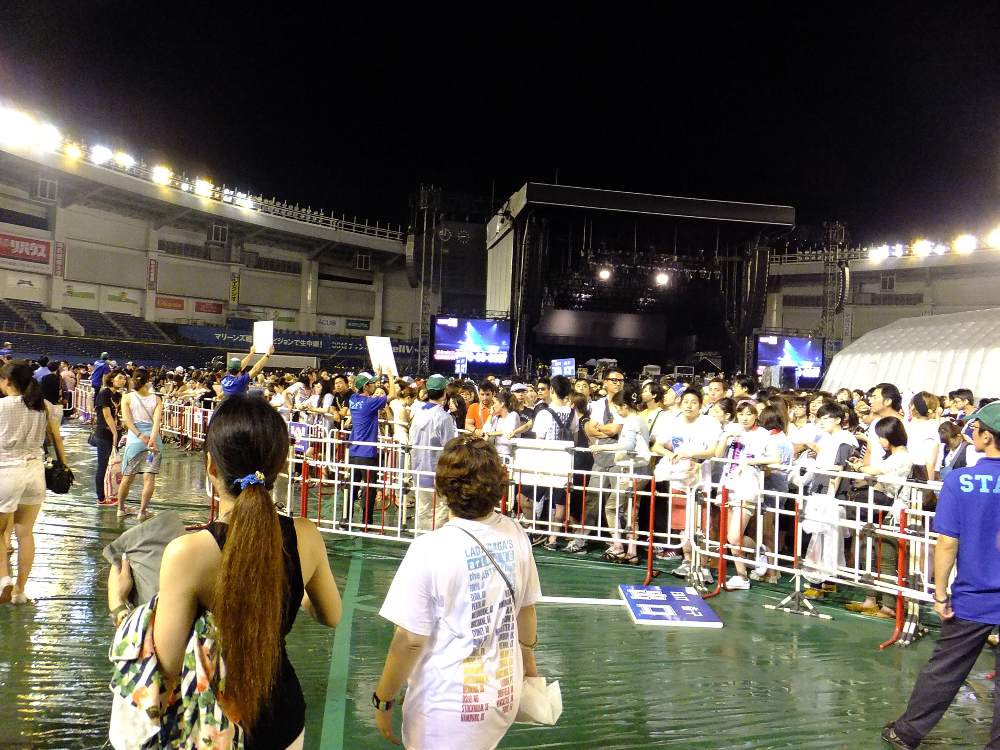 前方から徐々に退場。