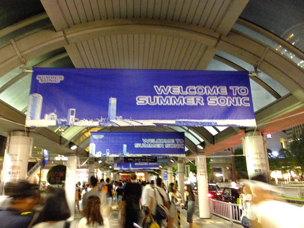 サマーソニックの幕が張られている。