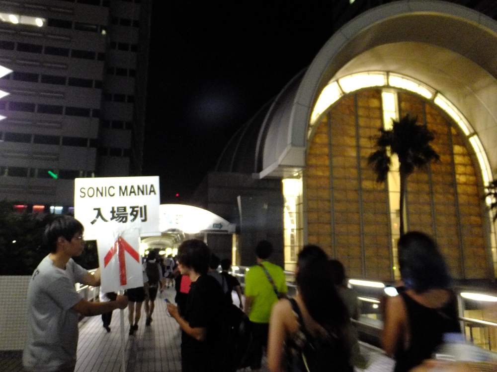 2階通路を直進。