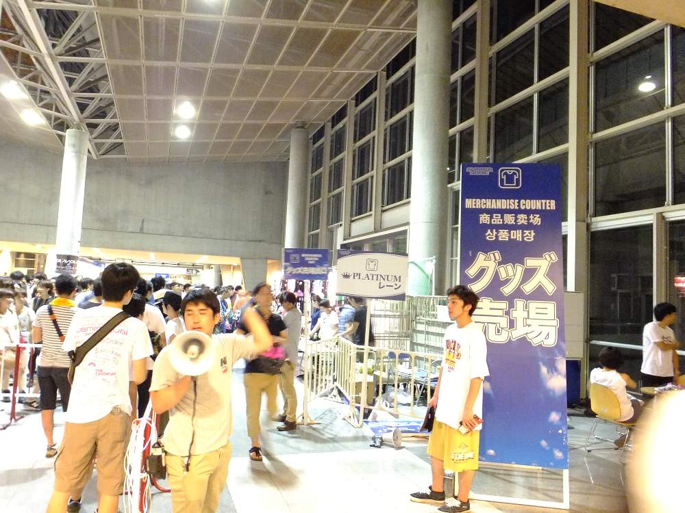 グッズ売り場は通路の中央にあり、混雑する。