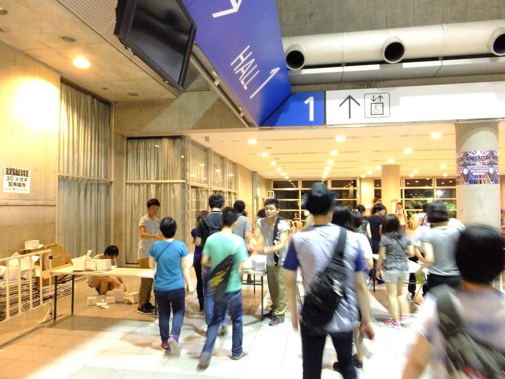 クラフトワークの3Dメガネは幕張メッセの端にあり、入場口では配っていないので取りに行く。