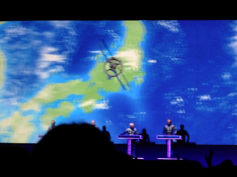 地球に近づく人工衛星。日本公演用の映像。