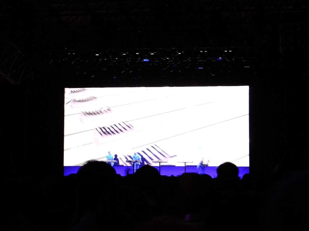 最後はメンバーが1人ずつ退場。前年の公演と同じ演出だった。