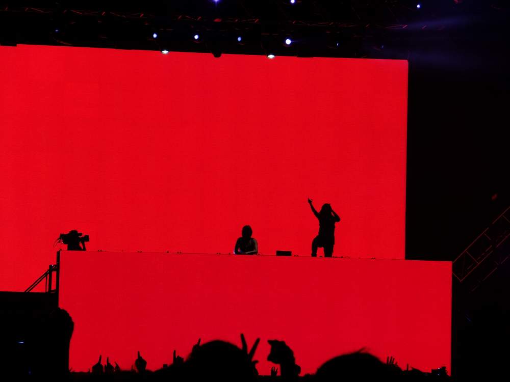 女性2人のハードなEDMデュオ。