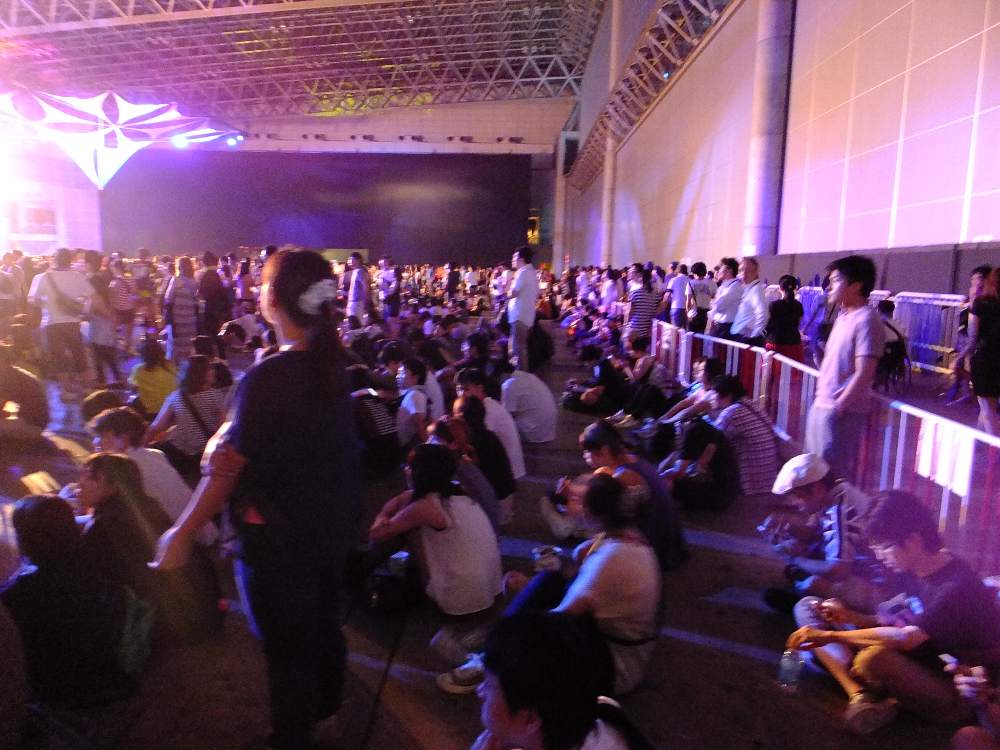 サカナクションの後方。立っている人が後方までいるのでソニックマニアでは動員が多い方だ。