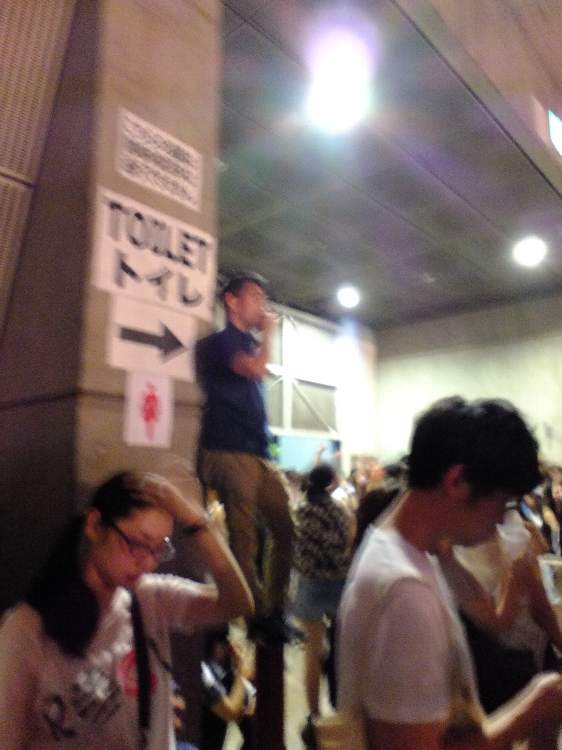 入り口で混雑を監視する人。