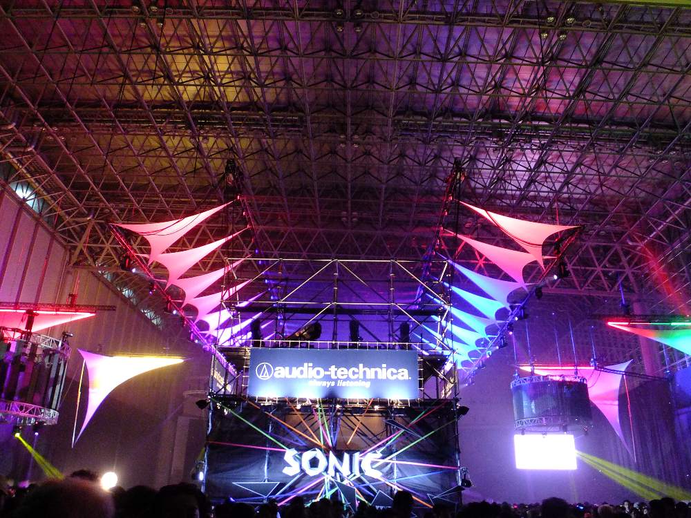 クリスタルマウンテン同様、サマーソニックにも流用できるステージ表記。