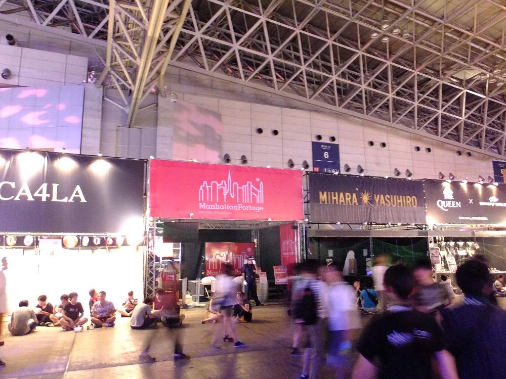 インフォメーション横の物販店。営業していない。