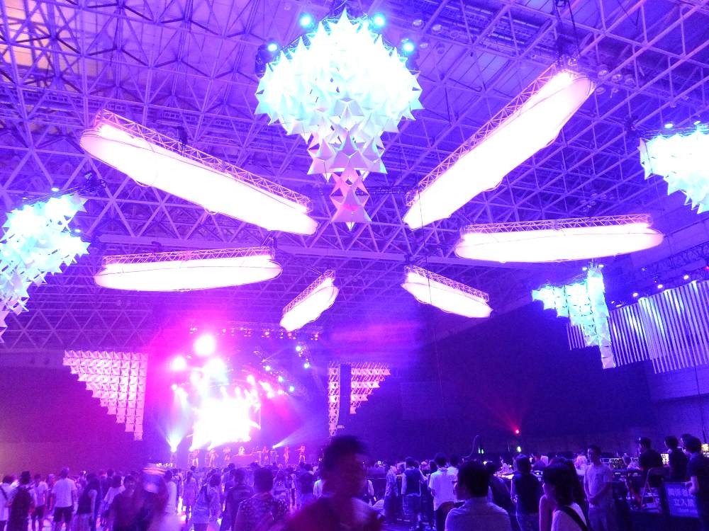 ハードステージのデストラクト。ハードはデストラクトが主催するEDMのイベント名に由来する。