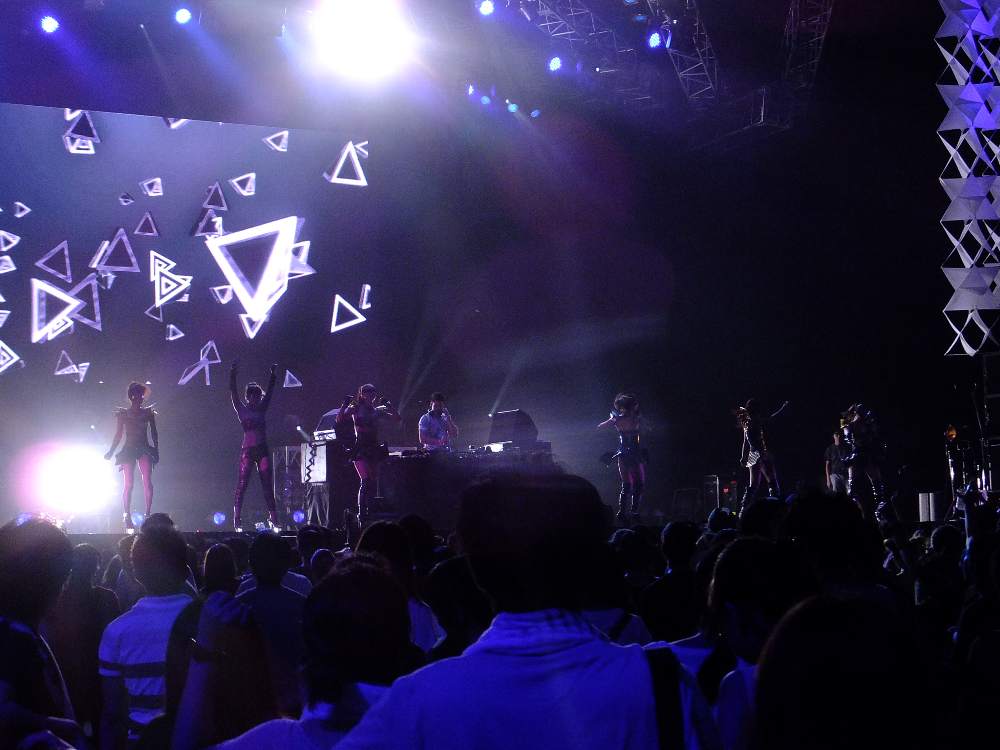 女性ダンサー6人がステージ上で踊っていた。