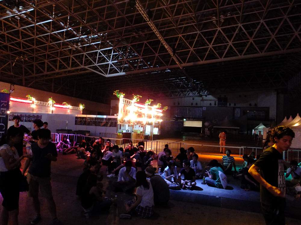 ハードステージの隣。飲食店は営業していない。