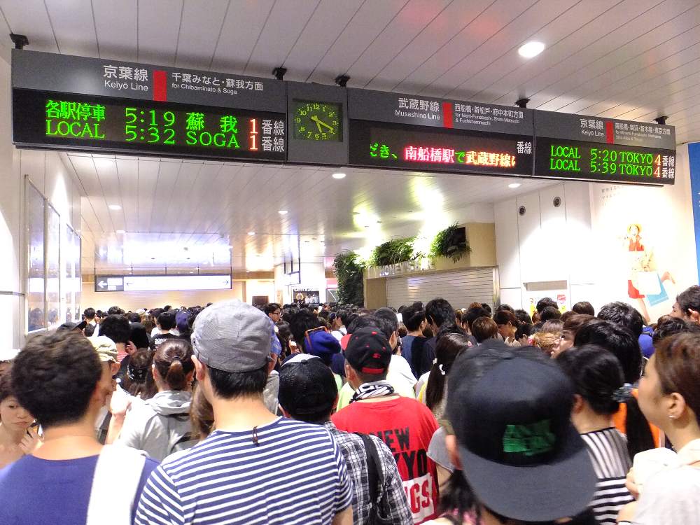 始発は既に動いており、海浜幕張駅は混雑する。