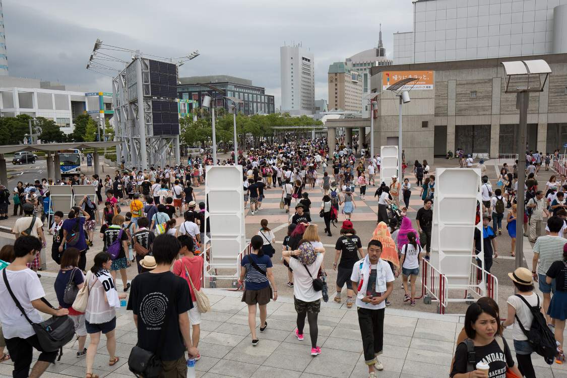 シャトルバスとグッズ売り場の間。