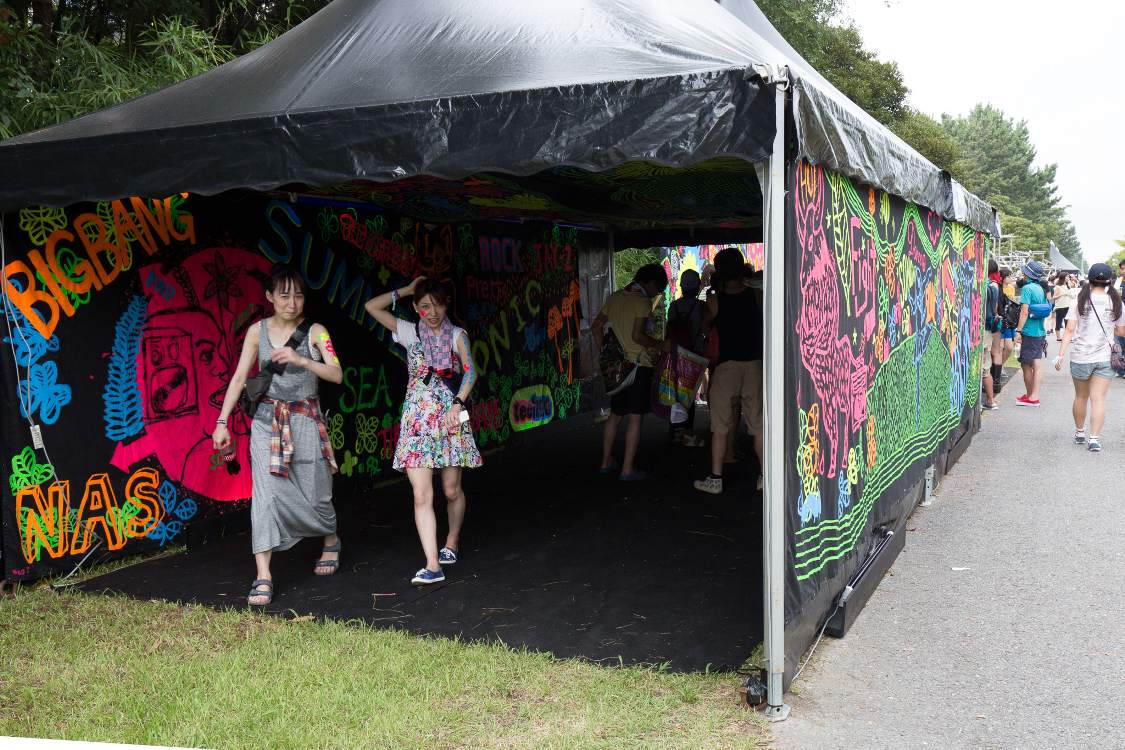 マリンステージ側にあるソニッカート。過去に描いた絵の再設置。