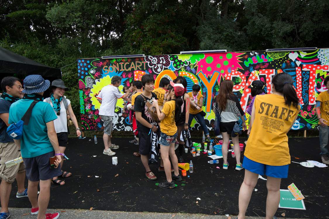 塗料で顔や腕に描いてくれるところ。