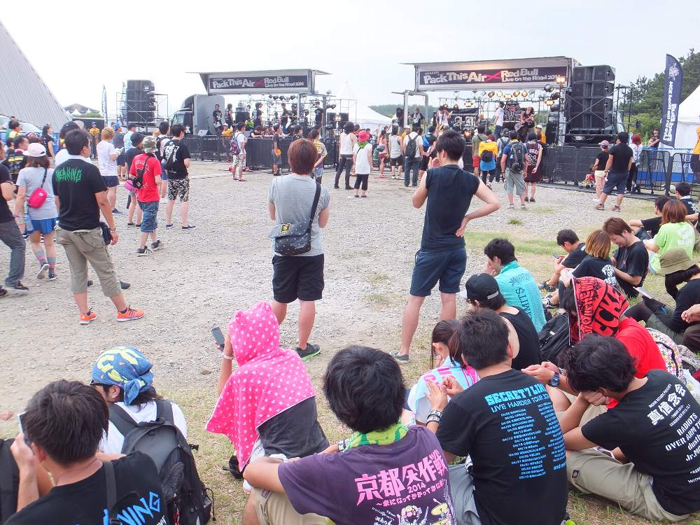 トラックの荷台をステージにしている。