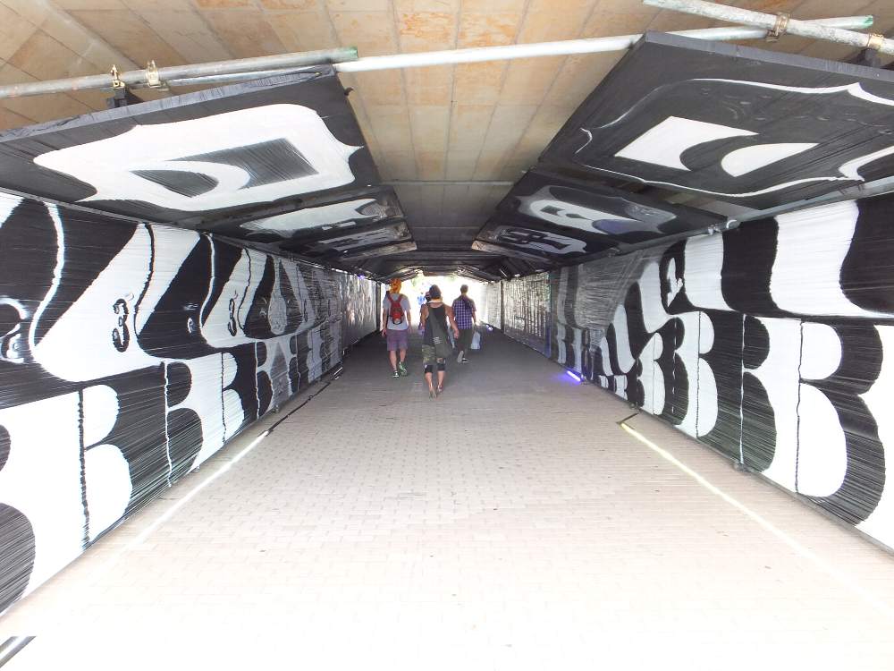 マリンステージ北側の隧道。壁に描いているわけではない。