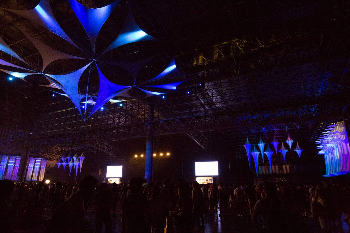 マウンテンステージの2階通路側。