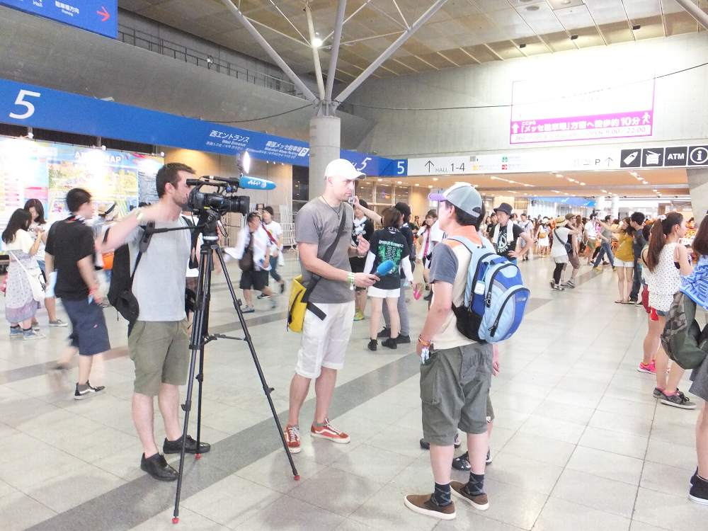 海外メディアのインタビューを受ける人。