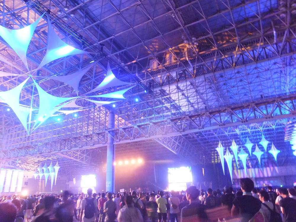 幕張メッセ内のステージでは唯一、ステージ左右にディスプレーがある。