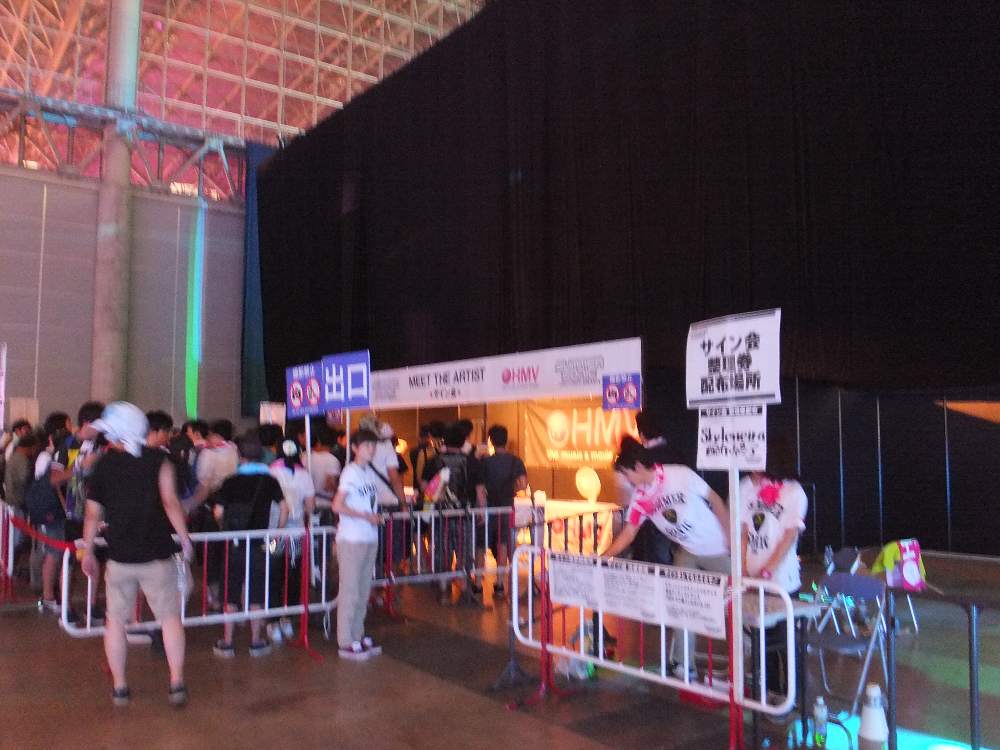 サイン会の行列。