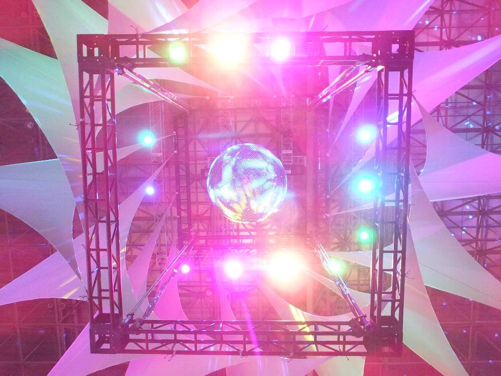 ミラーボールを下から撮影。