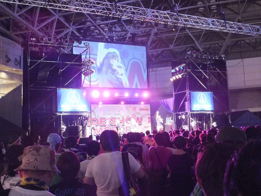 幕張メッセ内のサイドステージ。