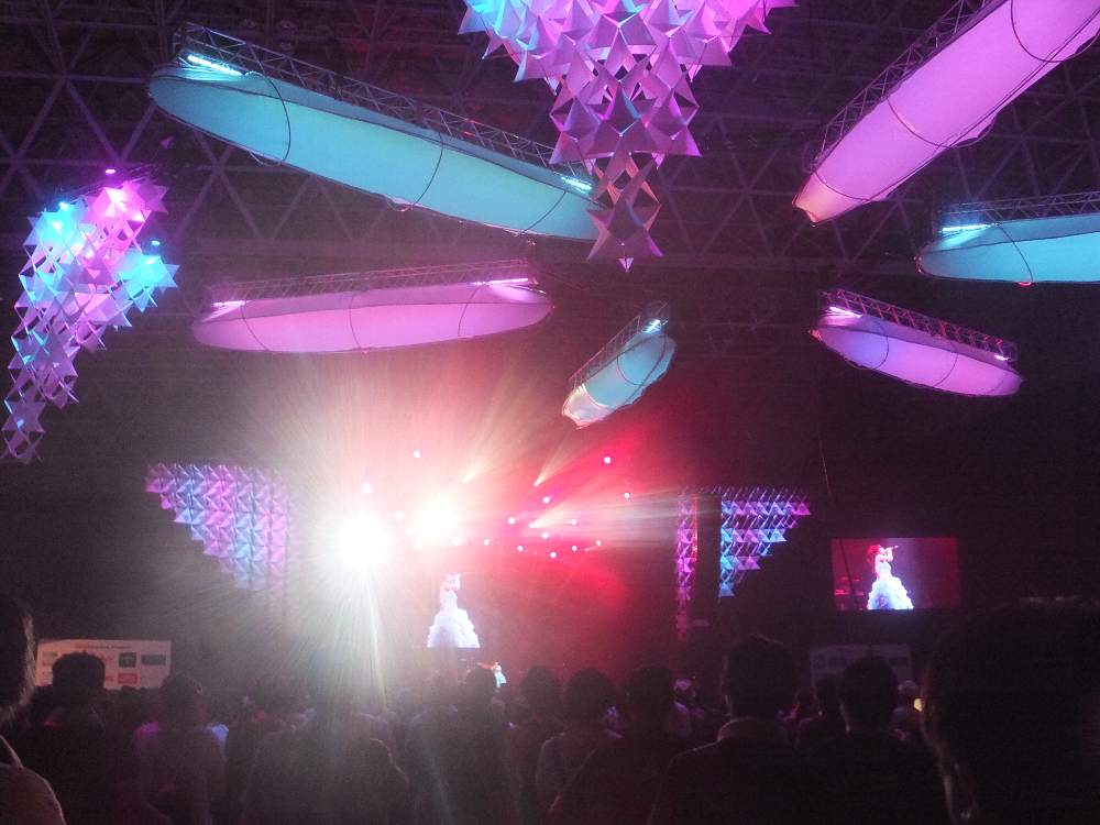 客は少なく、ほとんどは30代、40代のハードロックファンとみられる。