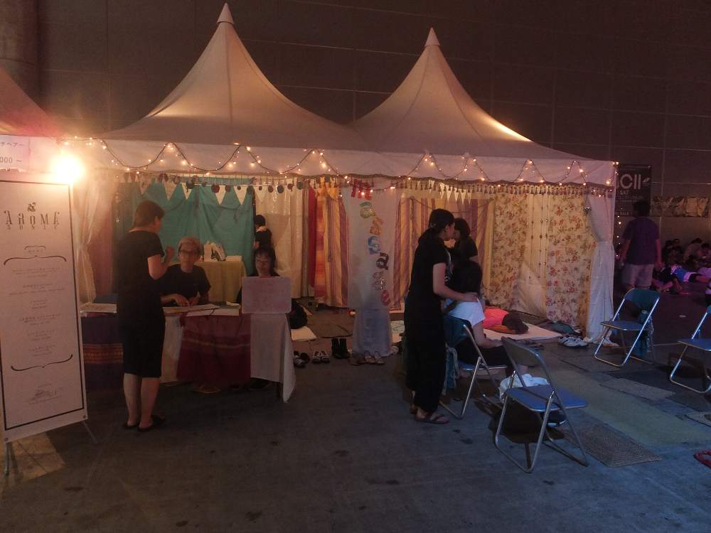 マッサージのテント。