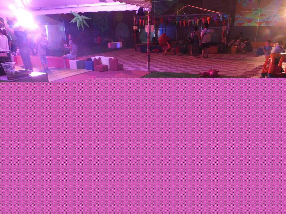 靴を脱いで入る。