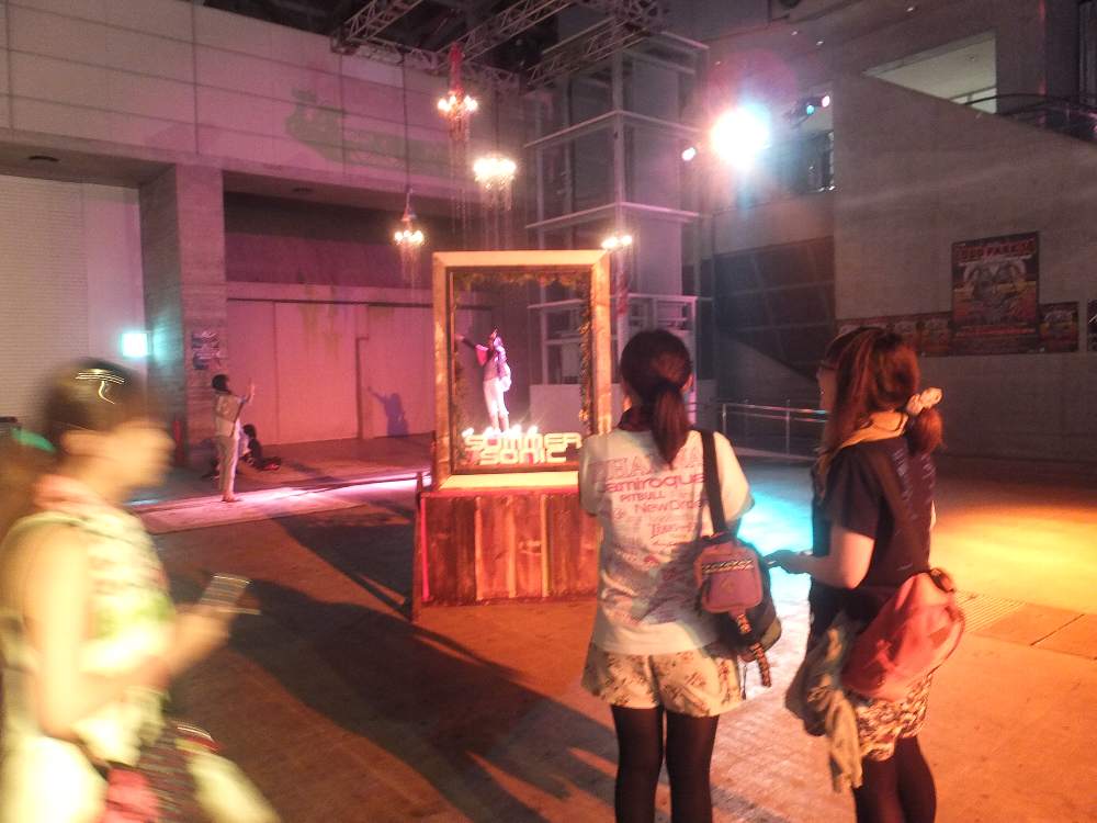 記念写真用の額縁。別方向にもあり、このときは別方向から撮影されていた。