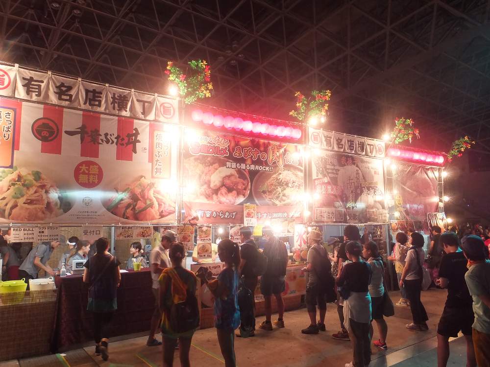 有名店横丁は各店がメニュー1点を大きく宣伝する。