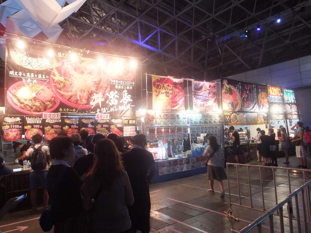 幕張メッセ内の飲食店の列。