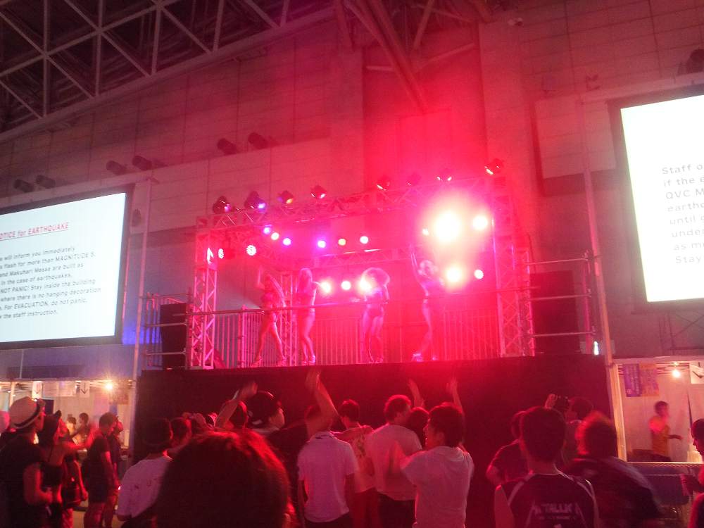 公式バーの一定時間ごとに踊るステージ。