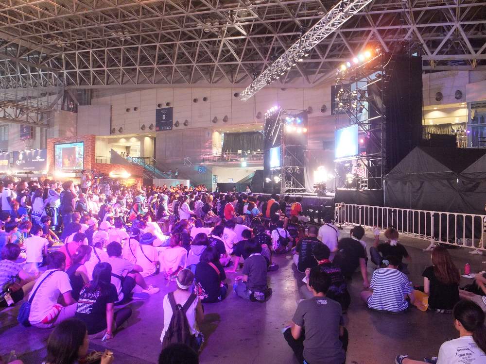 サイドステージ前。