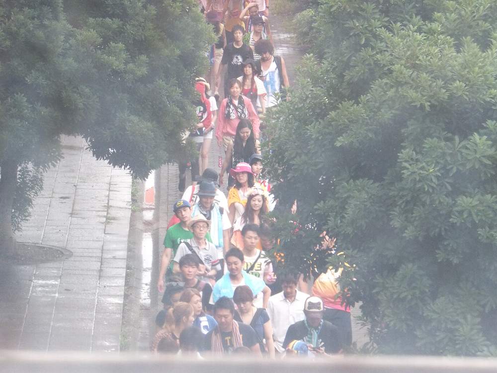 マリンステージから幕張メッセに向かう人。