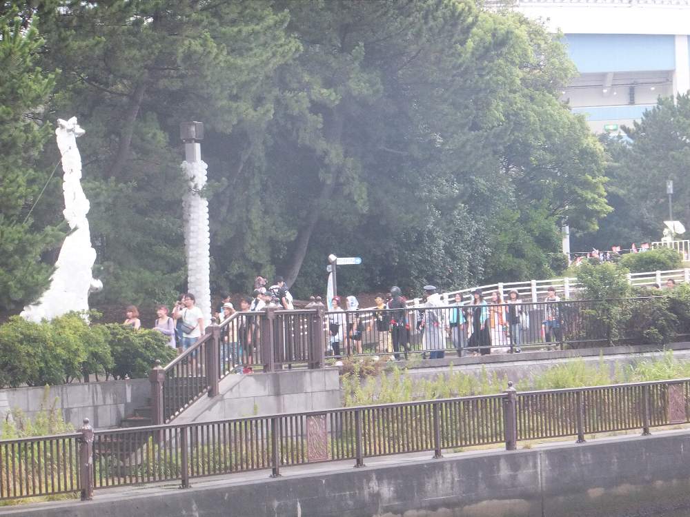 対岸の人並み。