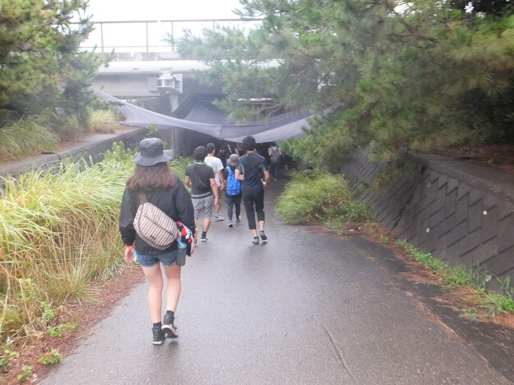 橋の下へ入る。