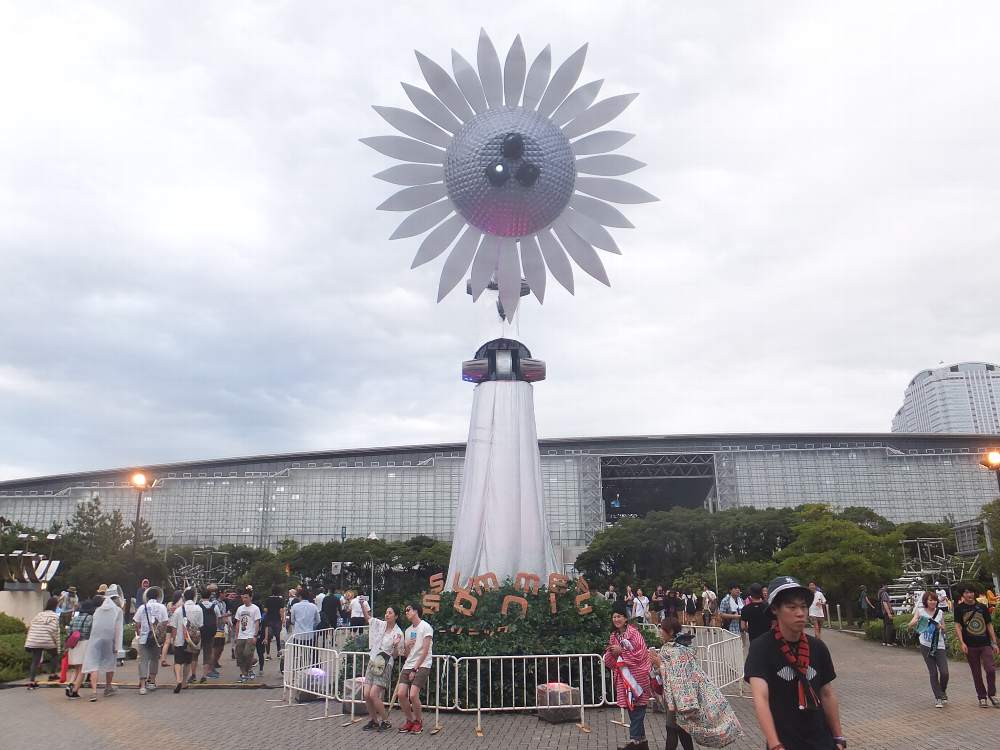 マリンステージのゲート。昼、曇り空。