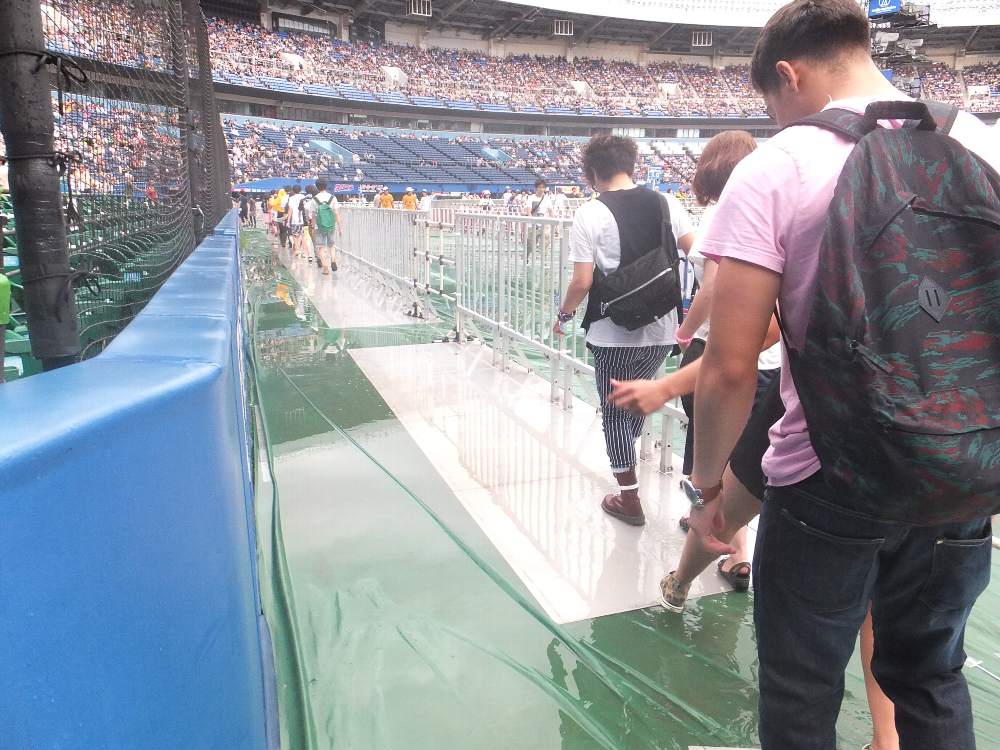 雨が降った直後のマリンステージアリーナ通路。