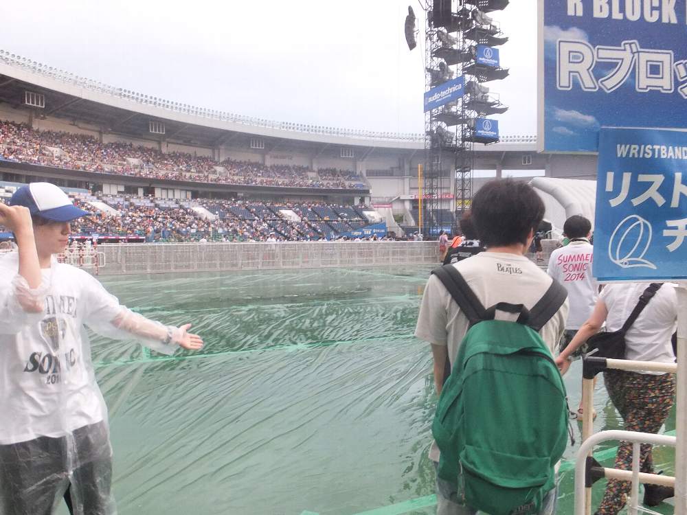 芝保護のためのシートを敷いているので水はけはよくない。