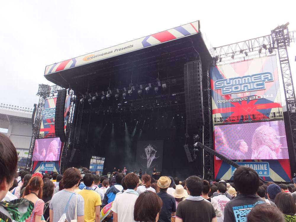 自らのバンドとして出演しているが、レッド・ツェッペリンの曲を求められるのは宿命だ。