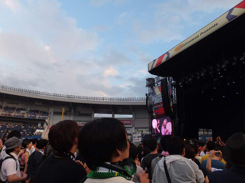 虹が出ているときに「レインボウ」を歌った。