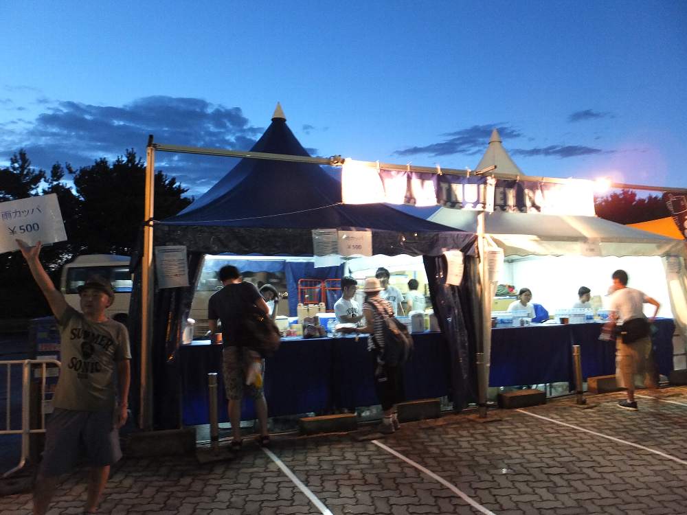 雨カッパも販売するバー。