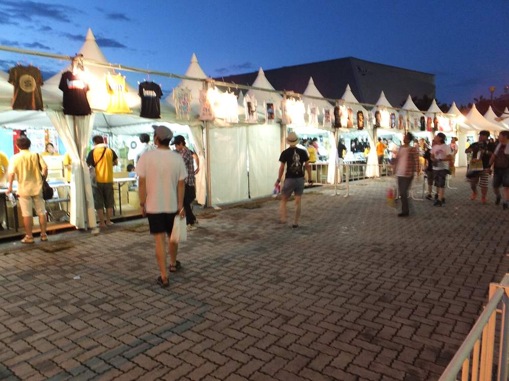 アーティストグッズ売り場。