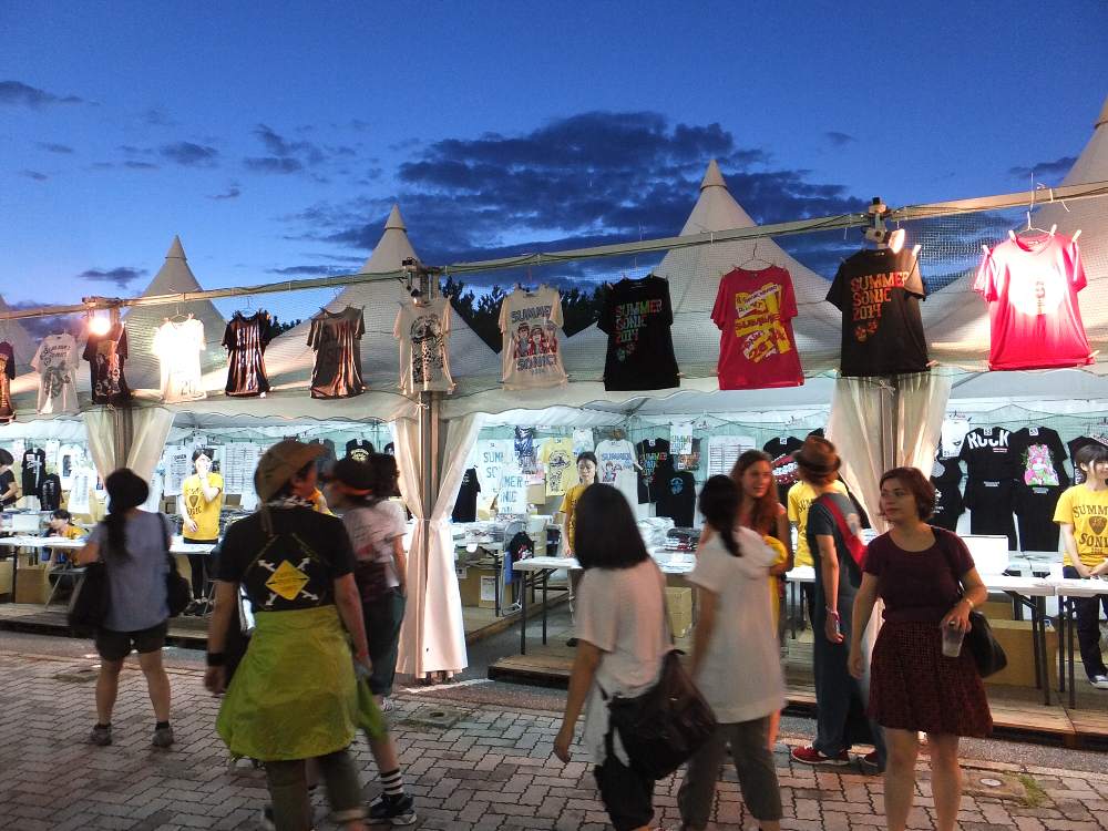 公式グッズ売り場。