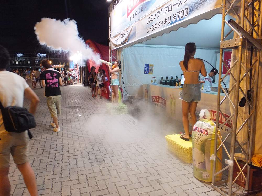 両端でガスを噴射している。