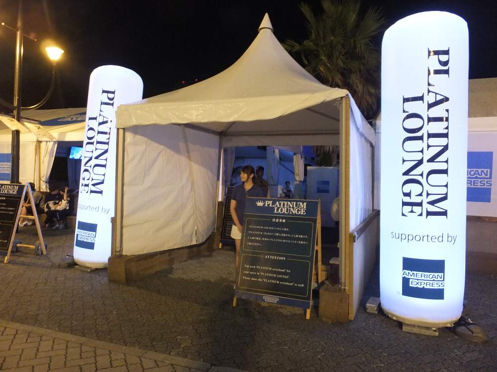 マリンステージ南側のプラチナムラウンジ。